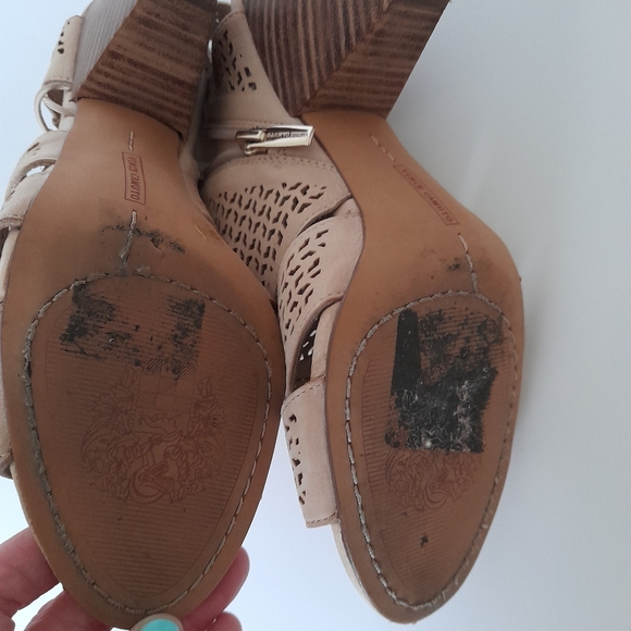 Vince Camuto Women's Tan Leather Wedge Sandals - Picture 5 of 8